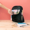 Regalos de Fotoprix, foto en uso de mochila de tela personalizada. Ideal para llevar siempre contigo tu foto favorita a clase, al gimnasio o a donde tú quieras.