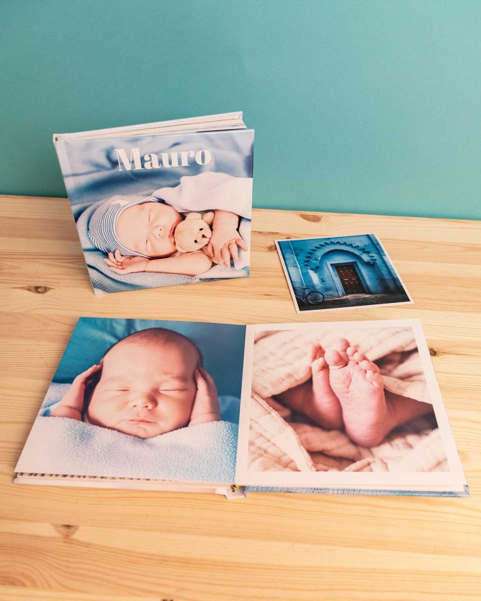 Álbumes de Fotoprix: Foto de varios Probook 21x27 colocados en una mesa de hogar, apreciándose las fotos y los textos de la portada y el grosor.
