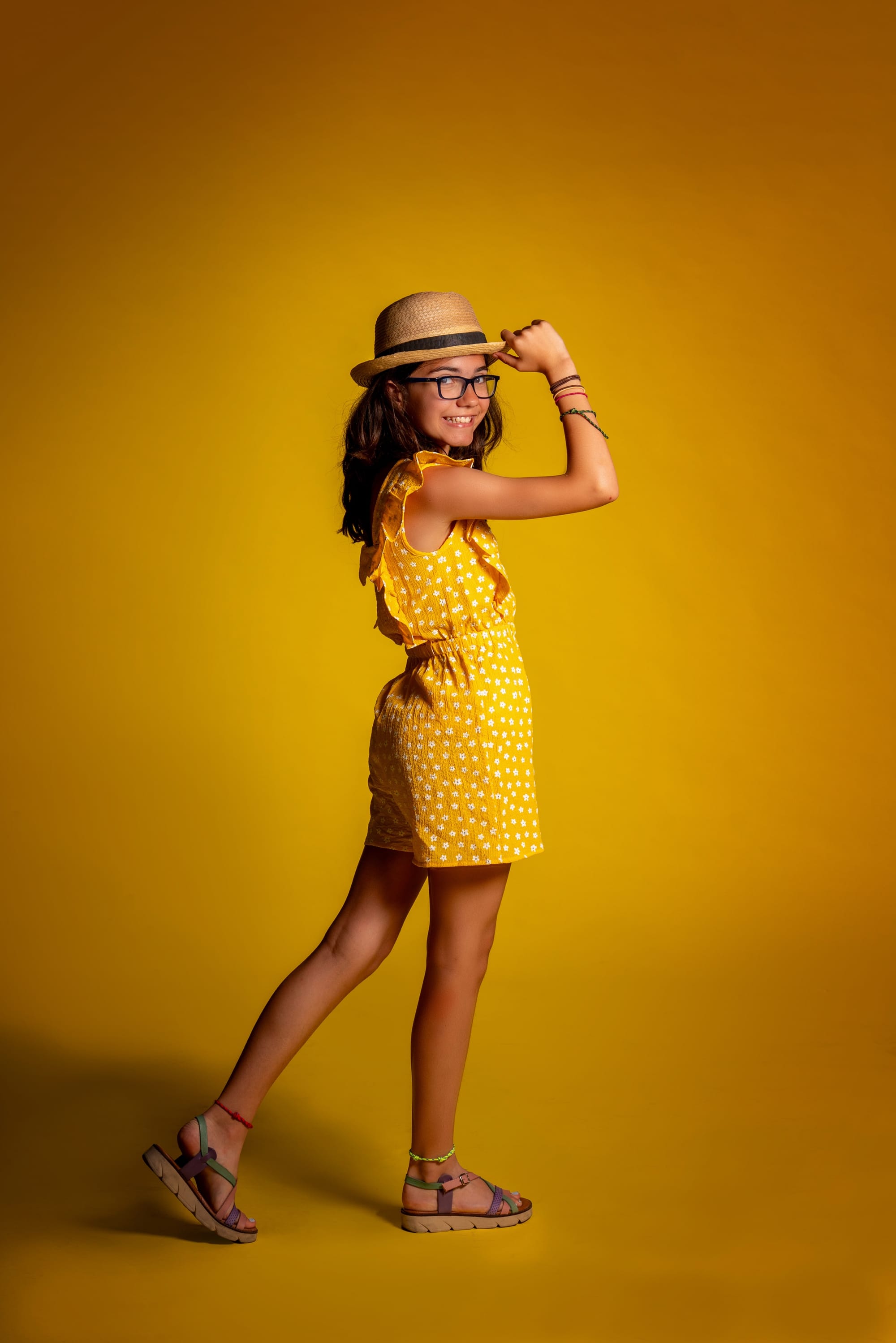 Mujer con vestido y sombrero

El contenido generado por IA puede ser incorrecto.