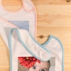 Regalos de Fotoprix, baberos personalizados con los momentazos más graciosos de tu bebé. Preciosos para tener varios modelos en tu hogar o para regalar a quien más quieras.