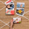 Imprimir copias Fotoprix, foto en uso sujetando una de las fotos que guarda esta happy box. Conserva tus fotos especiales en esta cajita divertida. Ideal para regalar.
