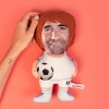Achuchable muñeco personalizado para hombre y mujer. Regalo original y divertido con una solo foto de cara. Un regalo personalizado exclusivo de Fotoprix. Nuevo modelo para los chicos y chicas futbolistas de cualquier equipo.