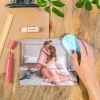 Regalos de Fotoprix, foto en uso de alfombrilla de ratón con foto. Producto ideal para regalar a quien tú quieras y así recordar siempre ese momento especial.