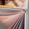Imprenta de Fotoprix, foto detalle de la encuadernación de una agenda de tapa dura. Se aprecia el grosor de las hojas y el gramaje del lomo.