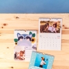Calendario personalizado con fotos tamaño mediano A3 de Fotoprix. Foto detalle mientras está colgado en la pared, apreciando las anillas y los días del mes.