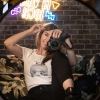 Regalos de Fotoprix, foto en uso de una camiseta personalizada para mujer. Lleva siempre contigo la foto que más te gusta o regálasela a quien tu quieras.
