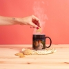 Regalos de Fotoprix, foto en uso de una taza mágica personalizada. Alegra cada uno de tus desayunos con tu foto favorita. La foto va apareciendo a medida que se calienta.
