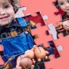 Regalos Fotoprix, foto detalle de un puzzle personalizado. Diviértete mientras juntas las piezas de tu foto favorita. Ideal para hacer un regalo emotivo y de lo más bonito.