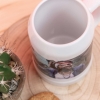Regalos de Fotoprix, foto en uso de una jarra de cerveza personalizada. Utiliza tu foto favorita para decorar tu jarra y saborear tus grandes momentos.