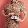 Regalos de Fotoprix. foto en uso de cartera de mujer con fotos. Lleva todos los días contigo la foto de tus momentos más especiales y revívelos siempre.