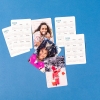 Calendario personalizado con fotos tamaño de cartera de Fotoprix. Foto detalle mientras de sujeta con la mano, apreciándose el tamaño y el contenido.