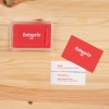 Tarjeta de visita personalizada Fotoprix, producto de imprenta. Foto del producto tanto por delante con los datos identificativos,  como por detrás con el logo y color corporativo de la empresa.