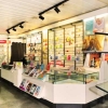 Fotografía interior del mostrador de la tienda Fotoprix en Ripollet.