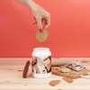 Regalos de Fotoprix. Foto en uso guardando una galleta en un bote de cocina personalizado. Conserva tus alimentos en un recipiente en el que observarás cada día tu foto favorita.