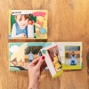Albumes de Fotoprix, foto en uso de un libro infantil personalizado de tapa dura. Inmortaliza las mejores fotos junto a tus peques en un álbum coqueto y divertido. Ideal para llevar a clase.