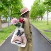 Regalos de Fotoprix, foto en uso llevando una de bolsa de lino. Imprime tu foto favorita a tamaño grande y enmárcala en un bolso personalizado con mucho estilo.