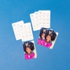 Calendario personalizado con fotos tamaño de cartera de Fotoprix. Foto en uso del calendario en la mano donde se ve la parte de alante y de atrás.