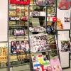 Fotografía interior de Fotoprix Ripollet. Imagen interior de la exposición de regalos de la  tienda Fotoprix en Ripollet.