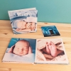 Álbumes de Fotoprix: Foto de varios Probook 21x27 colocados en una mesa de hogar, apreciándose las fotos y los textos de la portada y el grosor.