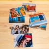Imprimir copias de Fotoprix, tamaño 11x15 para cualquier hogar. Imprimir copias Fotoprix, foto de varias copias de tamaño 11x15 colocadas en una mesa. La mejor opción para recordar siempre esos momentos especiales.