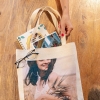Regalos de Fotoprix, bolsa de lino personalizada. Imprime tu foto favorita a tamaño grande y enmárcala en un bolso personalizado con mucho estilo.