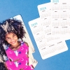 Calendario personalizado con fotos tamaño de cartera de Fotoprix. Varios ejemplares y su parte delantera con calendario y su parte trasera con foto.
