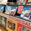 Imagen interior de la  exposición de fotolibros de la tienda Fotoprix en la avenida Diagonal de Barcelona.