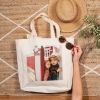 Regalos de Fotoprix, foto en uso de una de bolsa de lino para la playa. Imprime tu foto favorita a tamaño grande y enmárcala en un bolso personalizado con mucho estilo.