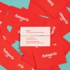 Imprenta de Fotoprix, foto detalle de la parte trasera de varias tarjetas de visita de la empresa y una mostrando la parte delantera con la información importante.