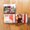 Imagen de 3 álbumes Fotolibro clásico 20x15 cm. sobre una mesa uno abierto  y 2 cerrados mostrando su portada personalizad.