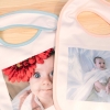 Regalos Fotoprix, baberos personalizados con las fotos más especiales de tu bebé. Haz que tu peque presuma de vuestras mejores historias mientras come.