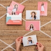 Imprimir copias Fotoprix, foto en uso sujetando una las fotos que guarda esta happy box pro. Conserva tus fotos especiales en esta cajita divertida, elige el modelo que más te guste.