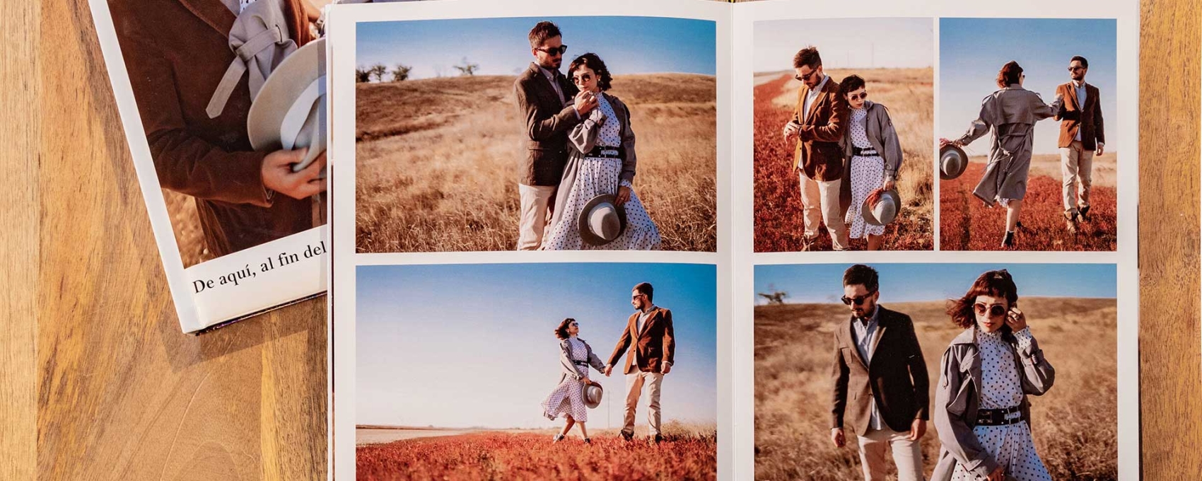 Álbumes de Fotoprix. Foto de un Fotolibro Plus 21x27 cerrado y otro abierto con apertura total, ambos colocados en una mesita de madera en un hogar.