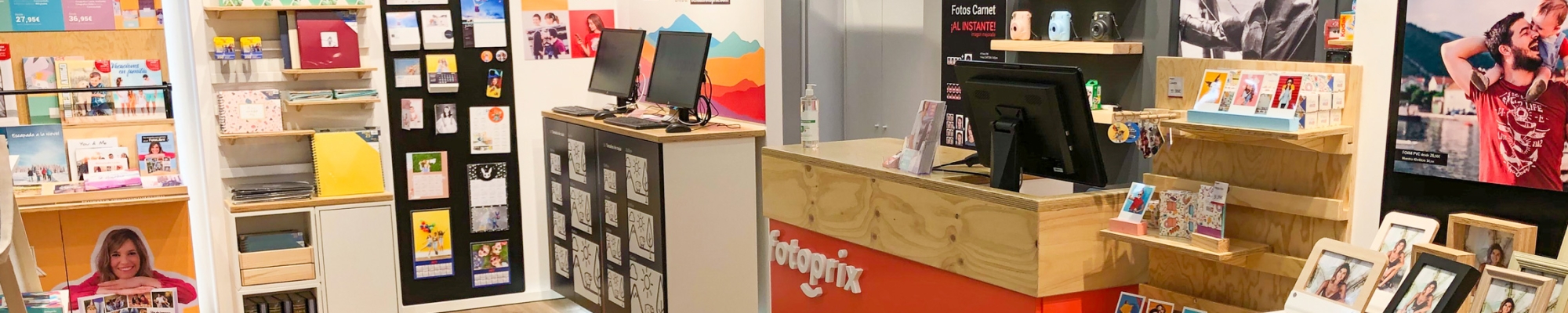 Interior de una tienda franquicia de fotografía Fotoprix. Cada tienda de fotografía Fotoprix es un mundo de colores donde inspirarte a la hora de imprimir tus fotos favoritas.