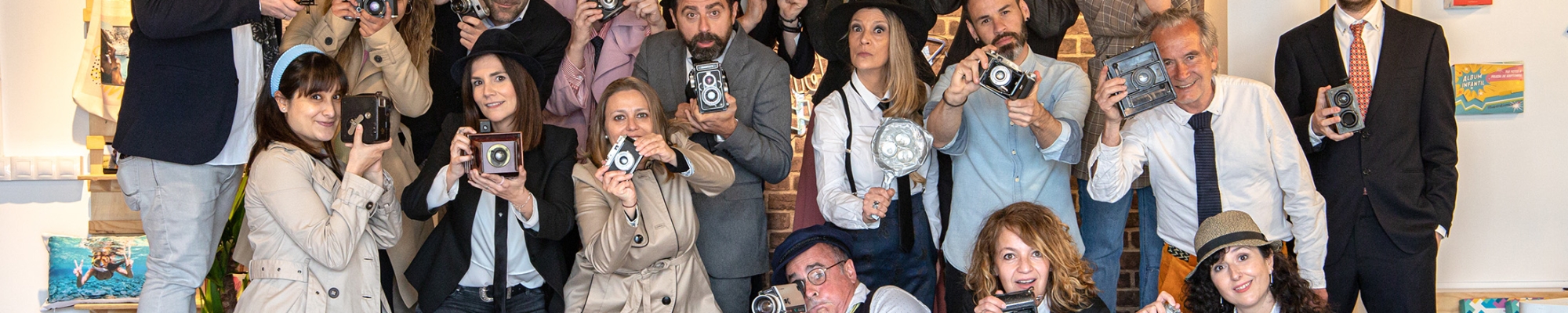 Foto de grupo vestidos estilo retro, con cámaras y accesorios de fotografía del equipo Fotoprix en sus oficinas centrales de la  la sede de Vitoria-Gasteiz.