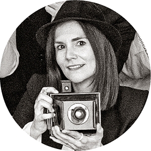 Jaione, decoradora de las tiendas Fotoprix. Foto estilo retro, con una cámara antigua en sus manos, de Jaione, decoradora de las tiendas Fotoprix.