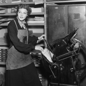 Foto retro de una mujer trabajando en una fábrica haciendo referencia que Fotoprix cuenta con un laboratorio nacional certificado de lo más eficiente.