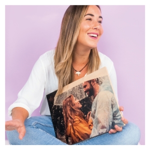 Fotodecoración Fotoprix, haz magia con tus fotos utilizando esa foto especial junto a quien más quieres para decorar el salón de tu casa. Dara un toque especial a esa pared y te sacará una sonrisa.