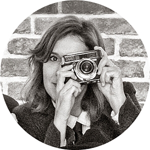 Eli, diseñadora gráfica de Fotoprix Foto estilo retro, con una cámara antigua en sus manos, de Elisa, diseñadora gráfica de Fotoprix.