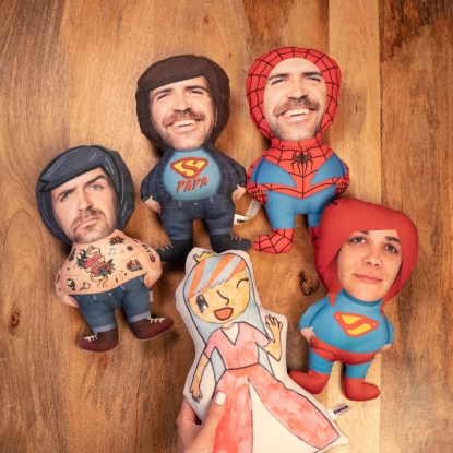Achuchables muñeco personalizados para en diferentes modelos. Regalo original y divertido con una solo foto de cara.
Exclusivo personajes de Fotoprix: Superpapá, Superman, Spiderman y Mr. Tatoo junto con nuestro dibuñeco original.