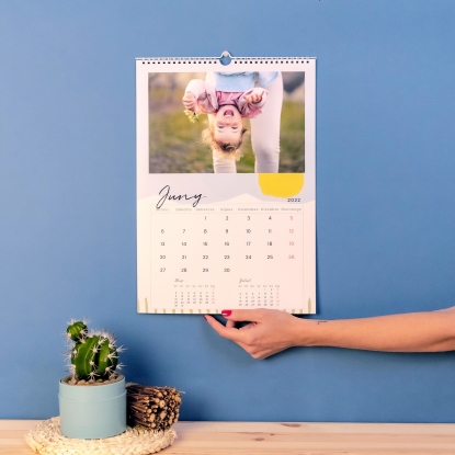 Calendario de pared Fotoprix, foto en uso de un Calendario personalizado con fotos de tamaño A3 con el mes de Junio mientras está colgado.