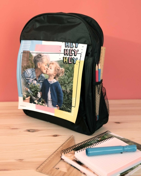 Regalos de Fotoprix, mochila de tela personalizada con tus fotos. Ideal para llevar siempre contigo tu foto favorita a clase, al gimnasio o a donde tú quieras.