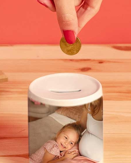 Regalos de Fotoprix, foto detalle hucha personalizada. Revive tu foto más especial cada vez que guardes monedas en tu hogar. Ideal para hacer un regalo original.