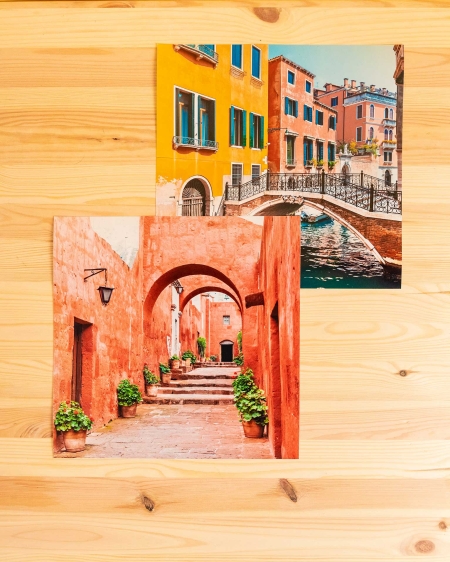 Imprimir copias de Fotoprix, tamaño 30x30 para cualquier hogar. Imprimir copias Fotoprix, foto de un par de copias de tamaño 30x30 colocadas en una mesa. La mejor opción para recordar siempre esos momentos especiales.
