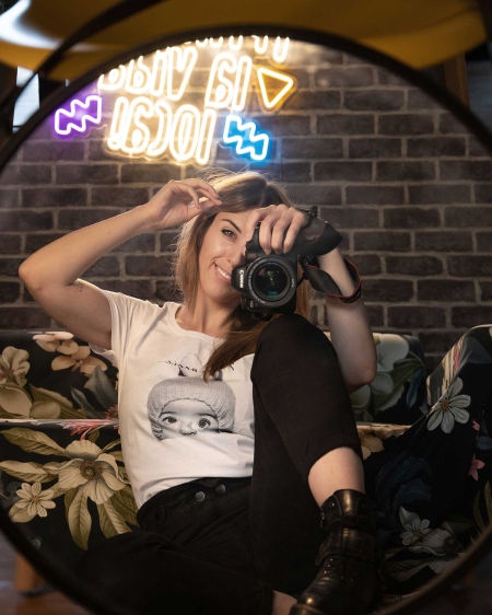Regalos de Fotoprix, foto en uso de una camiseta personalizada para mujer. Lleva siempre contigo la foto que más te gusta o regálasela a quien tu quieras.