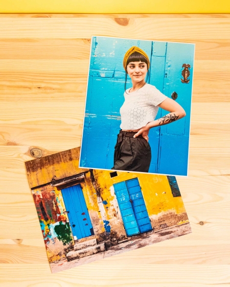 Imprimir copias Fotoprix, foto de varias copias de tamaño 24x30 colocadas en una mesa. La mejor opción para recordar siempre esos momentos especiales.