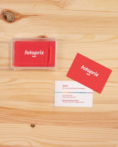 Tarjeta de visita personalizada Fotoprix, producto de imprenta. Foto del producto tanto por delante con los datos identificativos,  como por detrás con el logo y color corporativo de la empresa.