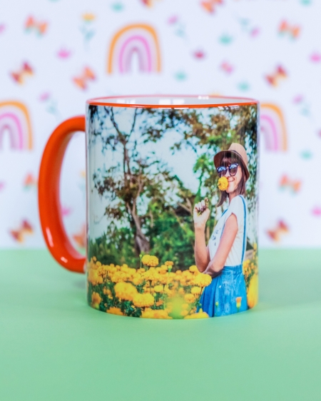 Taza color naranja.