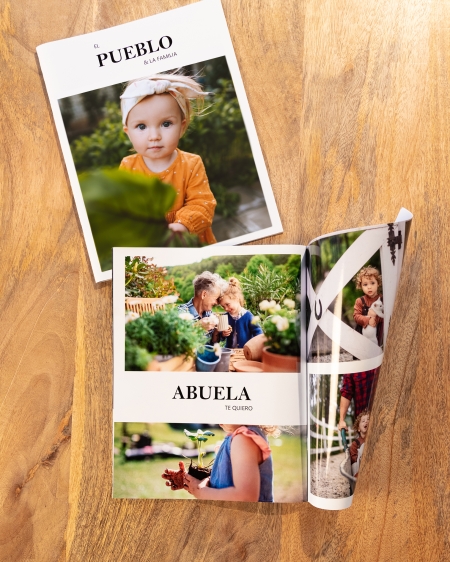 Productos de Fotoprix: Foto de una Fotorevista 21x27 en una mesa y completamente doblada una de sus caras observándose su gran flexibilidad.