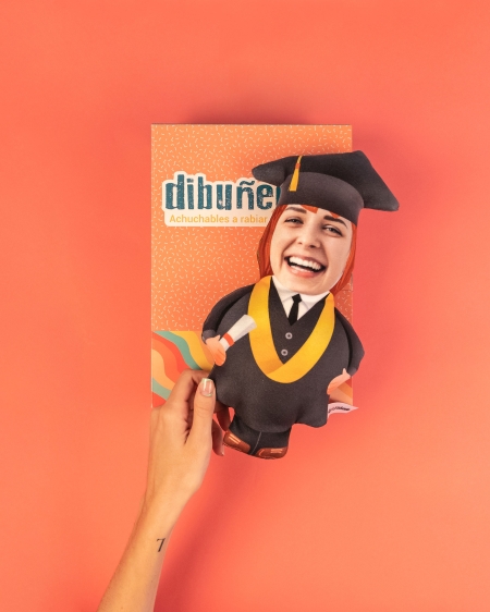 Dibuñeco personaje: muñeco personalizado divertido de tela. Modelo Graduado. Dibuñeco personaje: muñeco personalizado divertido de tela. Modelo Graduado.